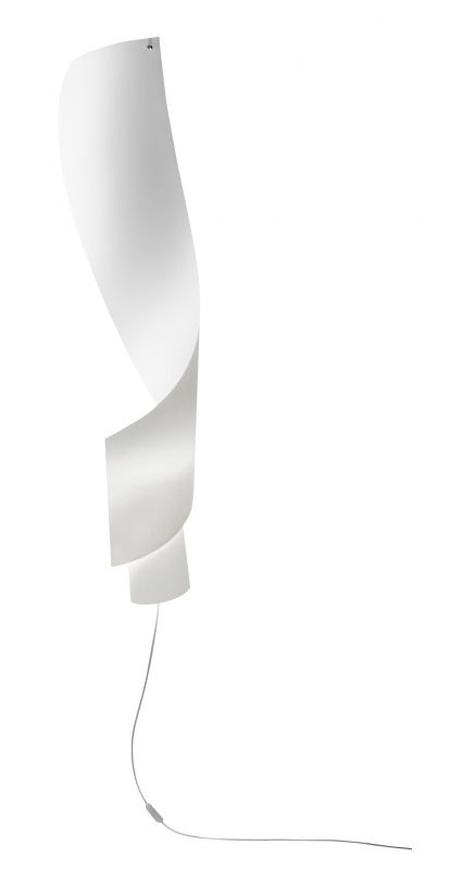 Weiße Oop´s Wandleuchte von Ingo Maurer mit geschwungenem Lampenschirm und Kabel. Designlampe für Wohnraum.